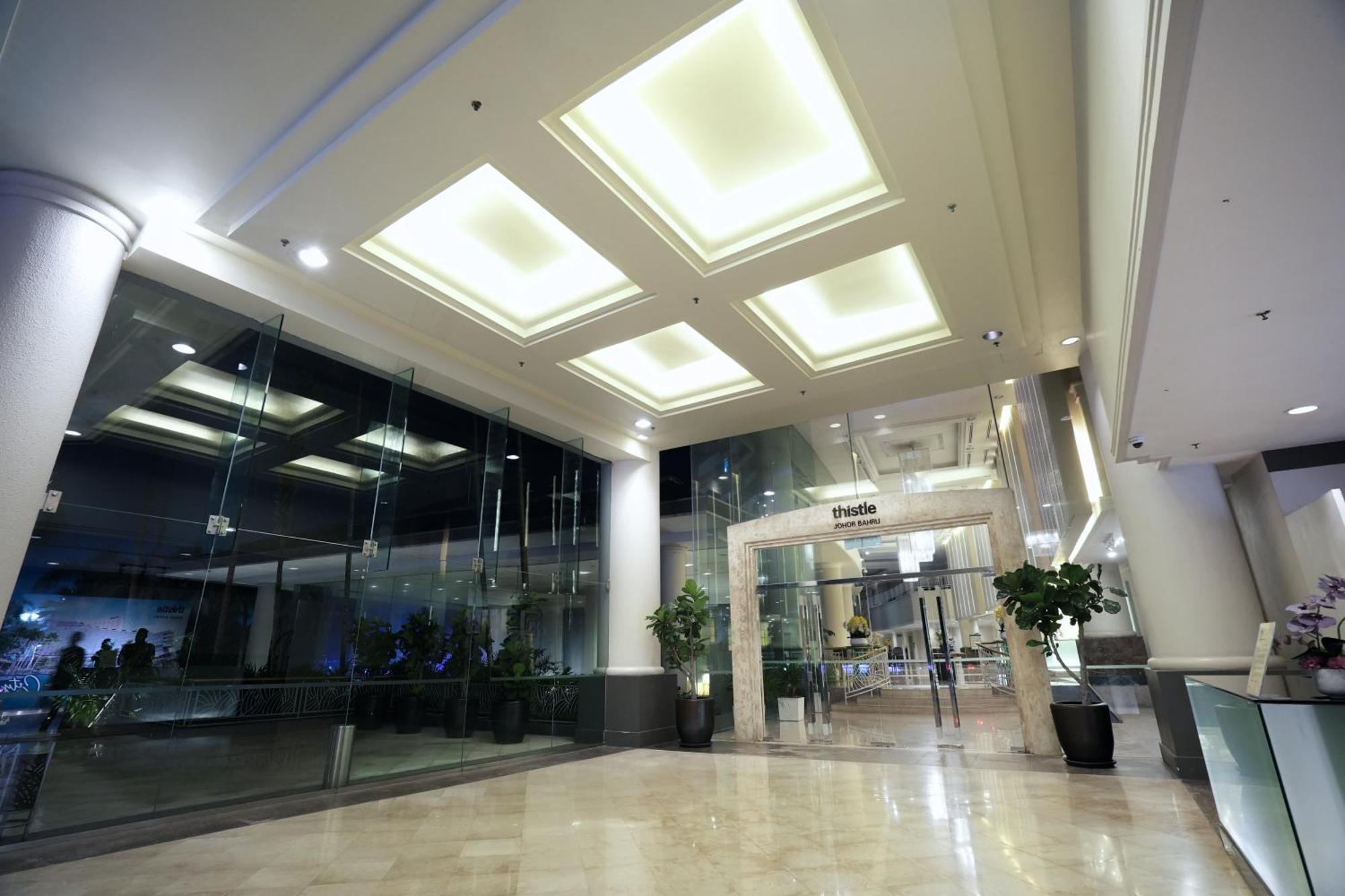 Thistle Джохор-Бару Екстер'єр фото Lobby