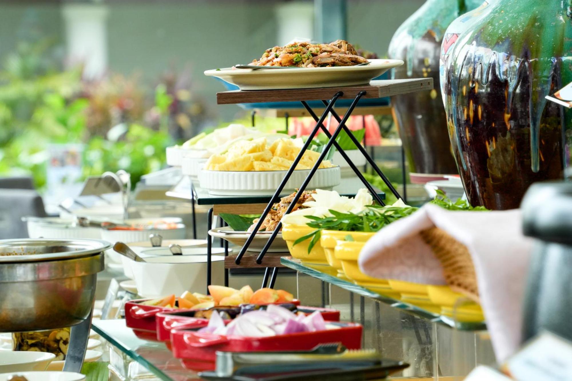 Thistle Джохор-Бару Екстер'єр фото A buffet