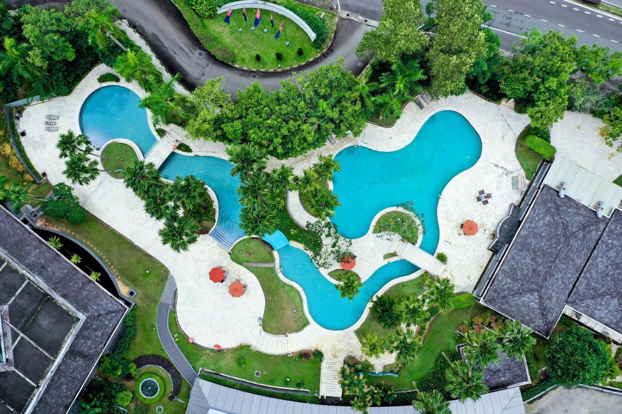 Thistle Джохор-Бару Екстер'єр фото Aerial view of the pool