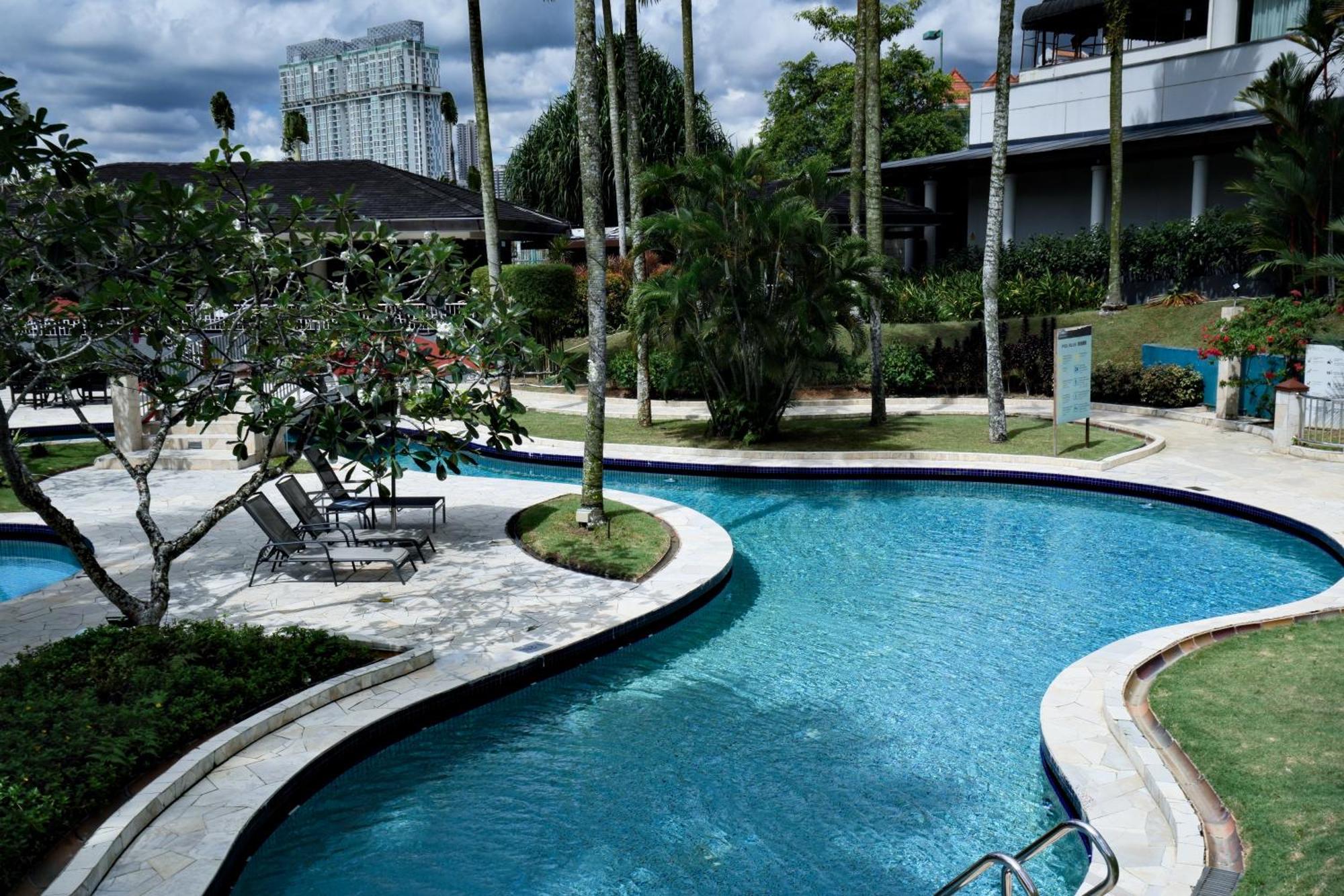 Thistle Джохор-Бару Екстер'єр фото The pool at the resort