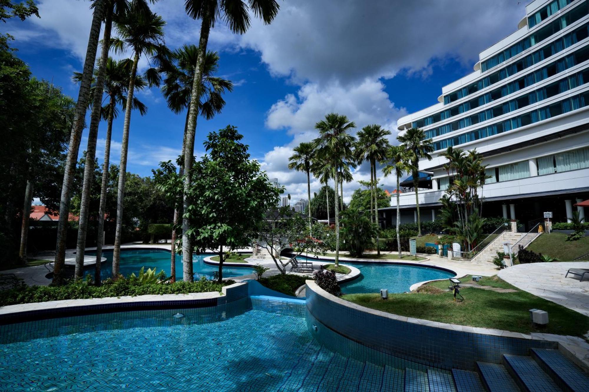 Thistle Джохор-Бару Екстер'єр фото The pool at the hotel